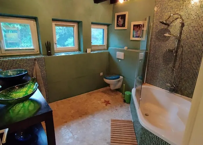 Blaues Haus - Kleinere Doppelhaushaelfte In Stadtkernnaehe Mit Traumhaftem Bad Und Kueche